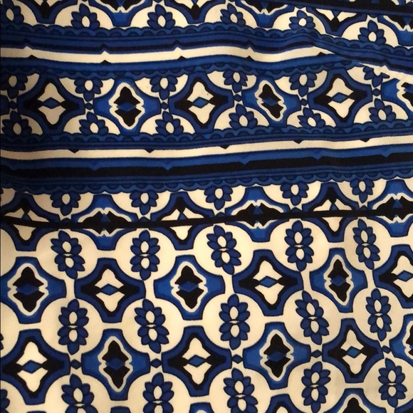 Pattern Quarter Length blouse - Picture 2 of 3